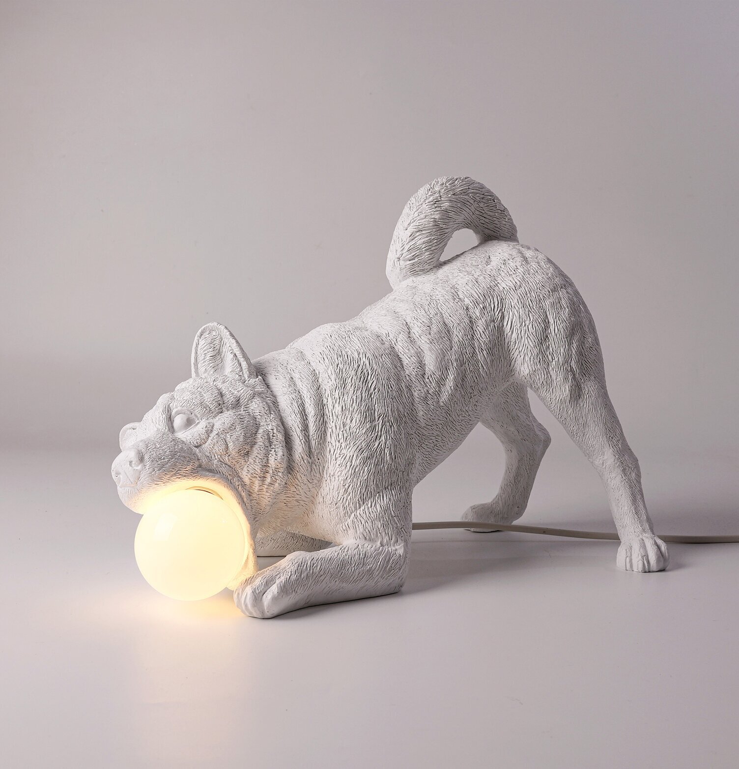 Bordslampa Playful Dog från Haoshi Design i lekfull pose