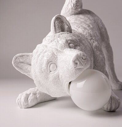 Bordslampa Playful Dog från Haoshi Design liggande hund