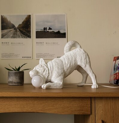 Bordslampa Playful Dog från Haoshi Design på ljust träbord