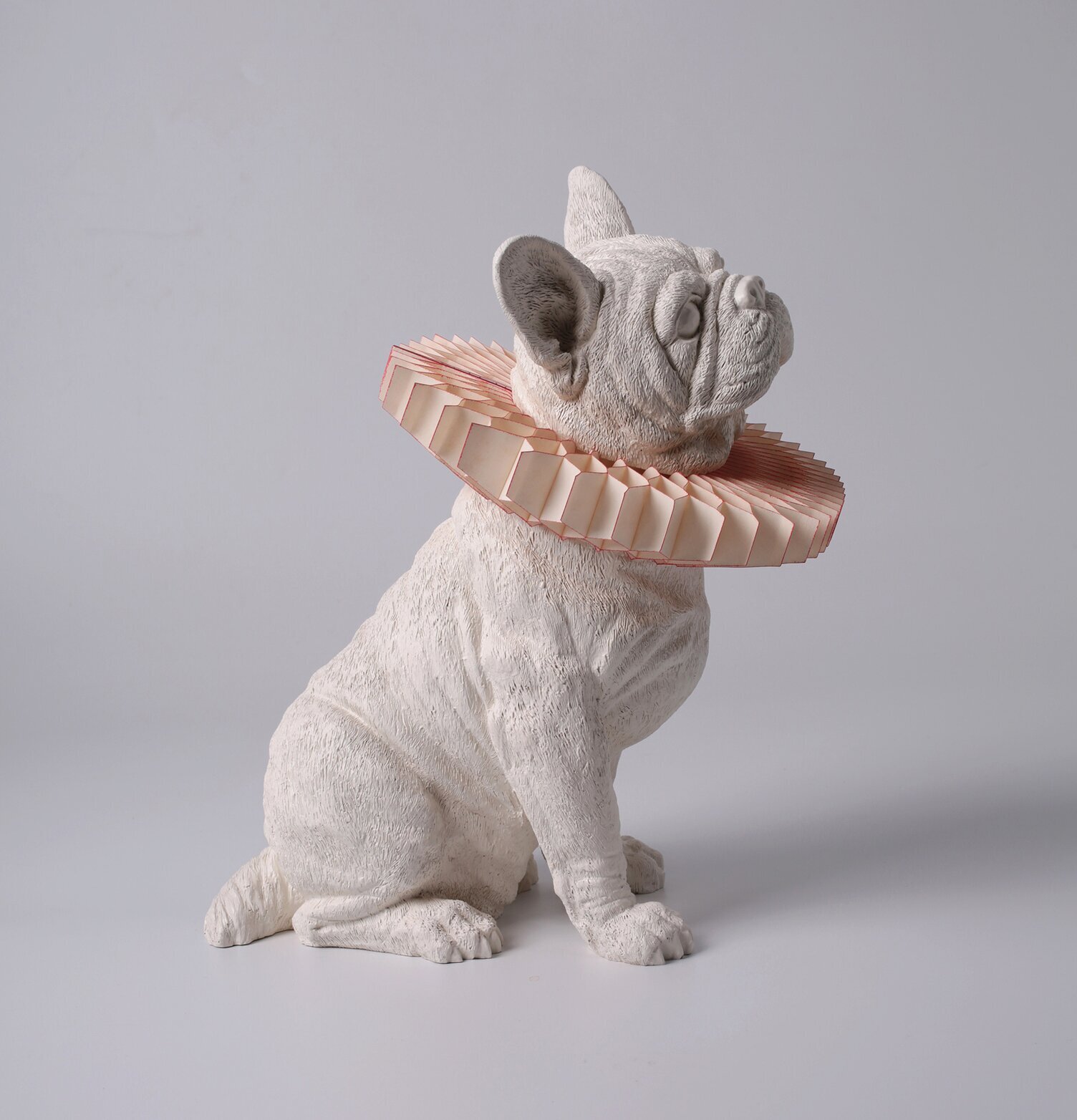 Bordslampa Bulldog X Vit från Haoshi Design på ett bord