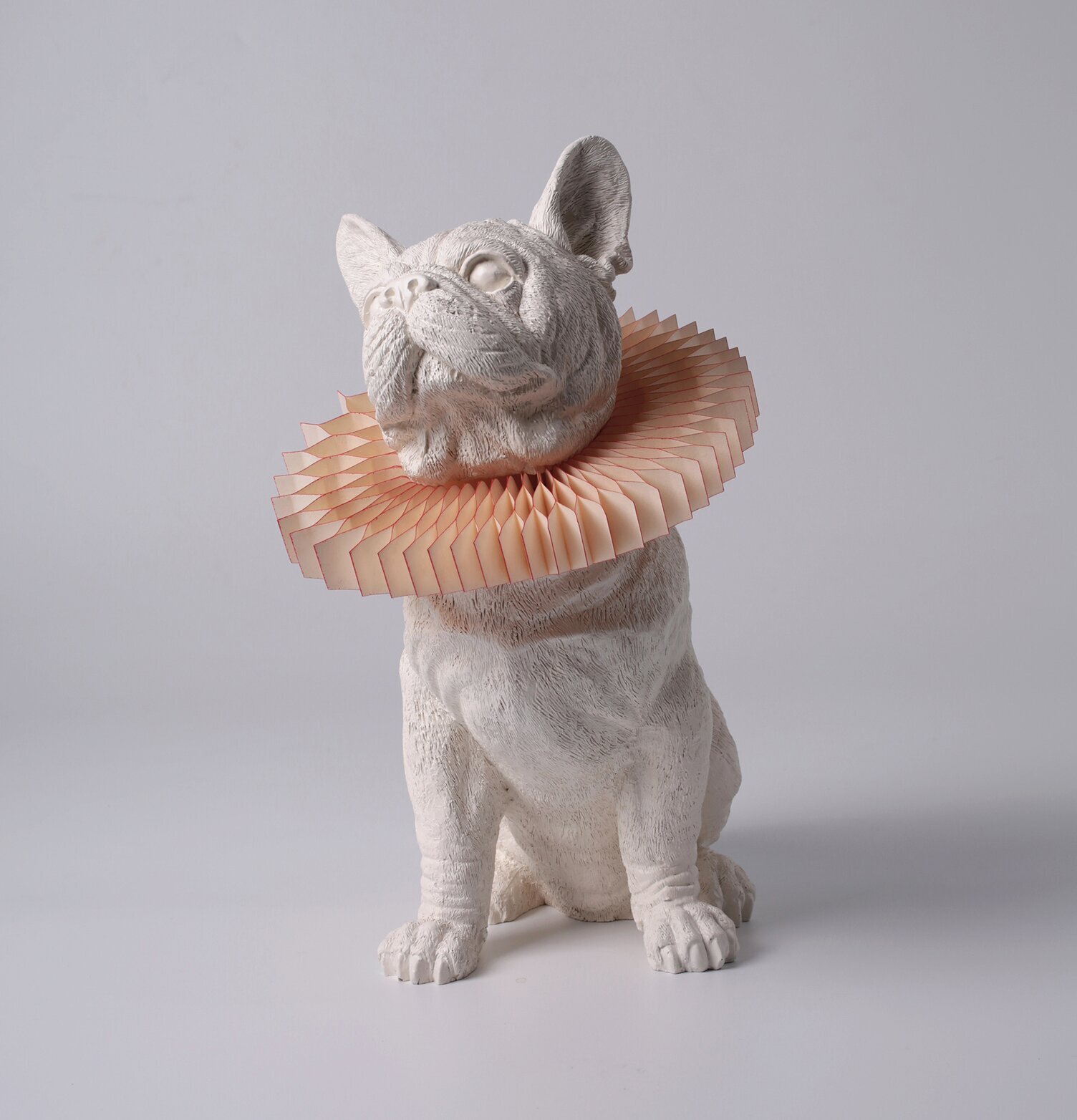 Bordslampa Bulldog X Vit från Haoshi Design på enkel yta