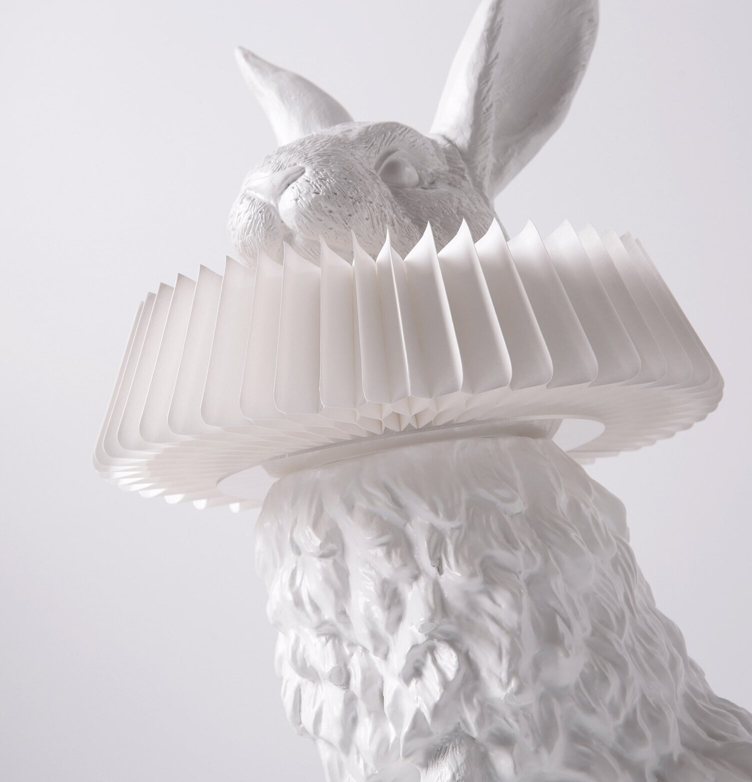 Bordslampa Rabbit X Stand från Haoshi Design i vitt material