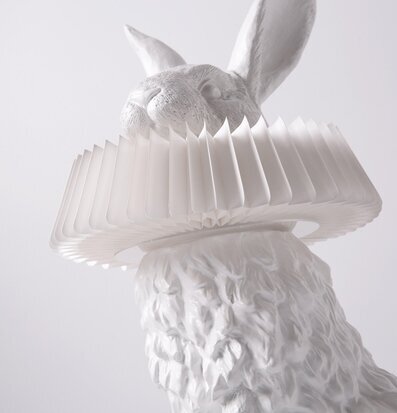 Bordslampa Rabbit X Stand från Haoshi Design i vitt material