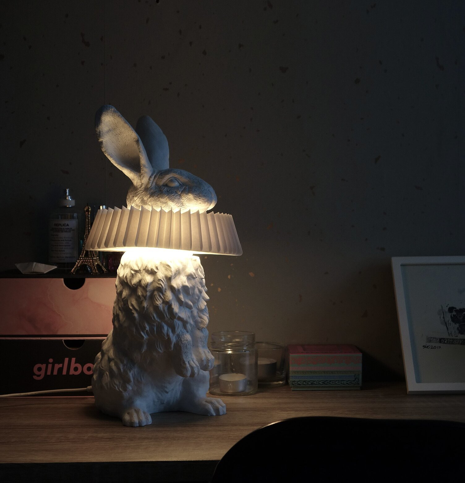 Bordslampa Rabbit X Stand från Haoshi Design på skrivbord