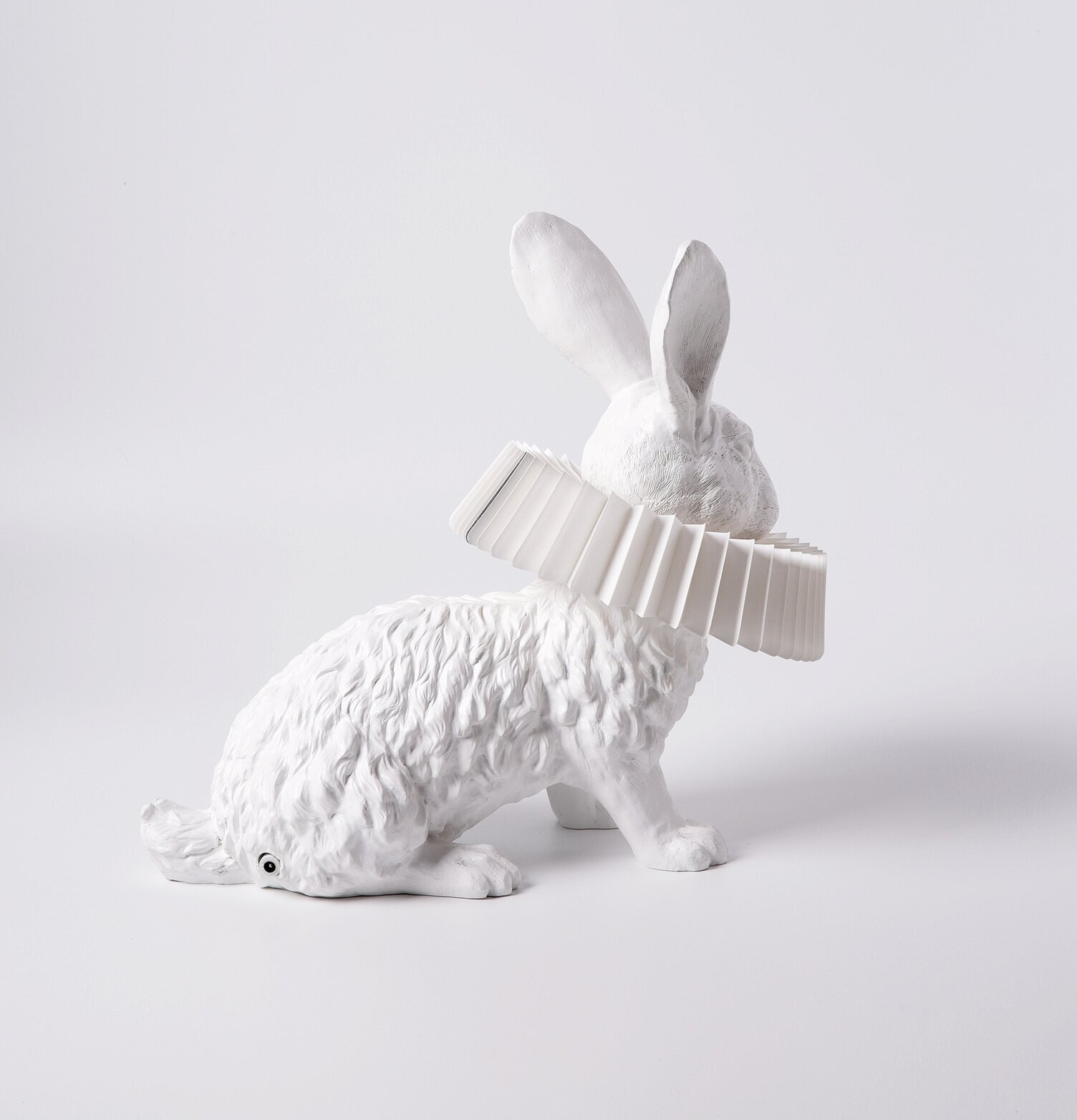 Bordslampa Rabbit X Squat från Haoshi Design i vit miljö