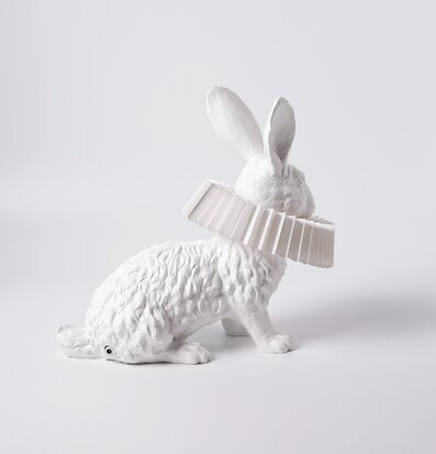Bordslampa Rabbit X Squat från Haoshi Design i vit miljö