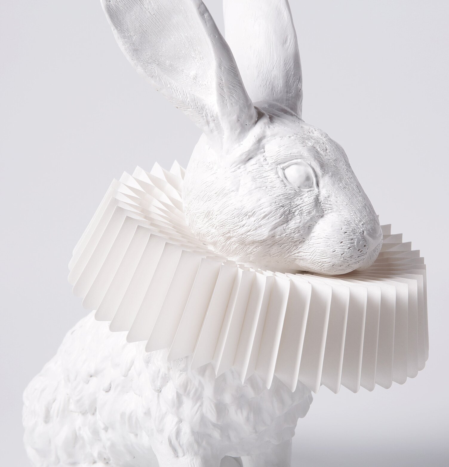 Bordslampa Rabbit X Squat från Haoshi Design med kaninform