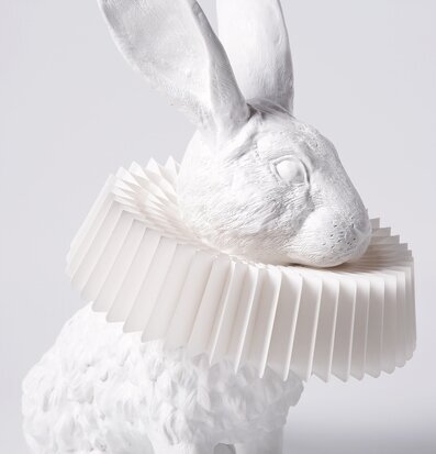 Bordslampa Rabbit X Squat från Haoshi Design med kaninform