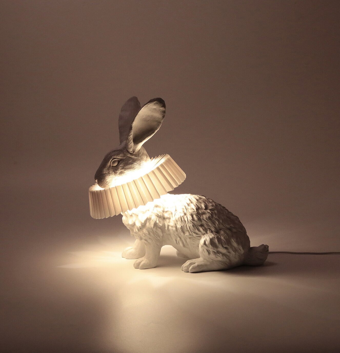 Bordslampa Rabbit X Squat från Haoshi Design i vit porslin