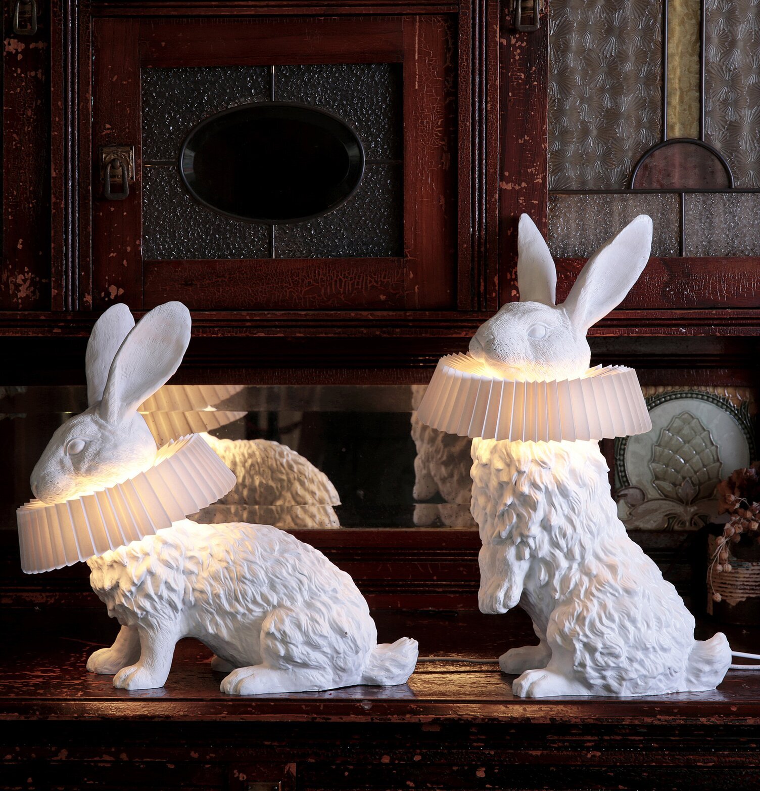 Bordslampa Rabbit X Squat från Haoshi Design på mörk buffé