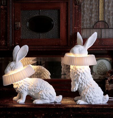 Bordslampa Rabbit X Squat från Haoshi Design på mörk buffé