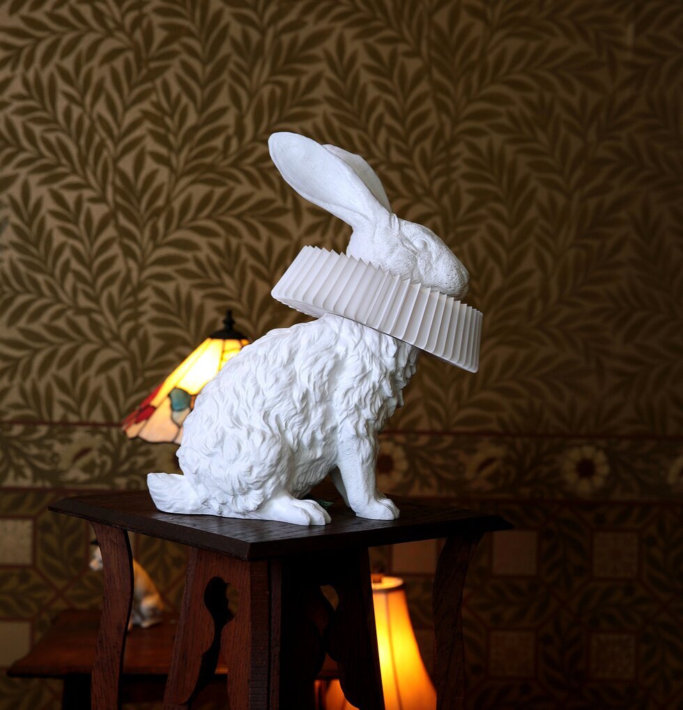 Bordslampa Rabbit X Sit från Haoshi Design med kaninform