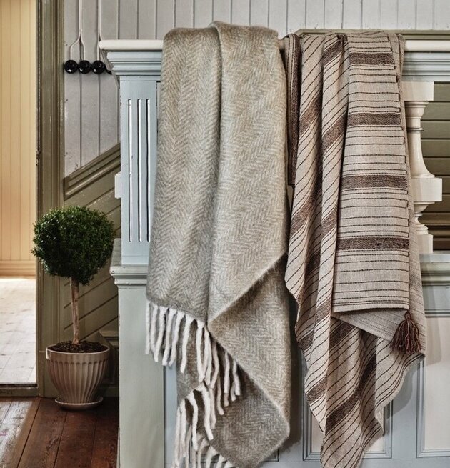 Pläd Tora Brun/Beige från Strömshaga över en spaljé