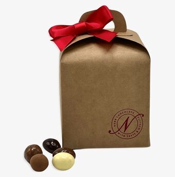 Foto av lyxig julförpackning med chokladpraliner