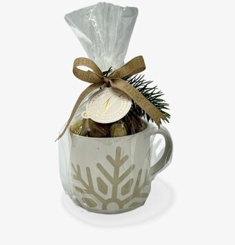 Bild av julmugg med snöflingor och chokladpresent