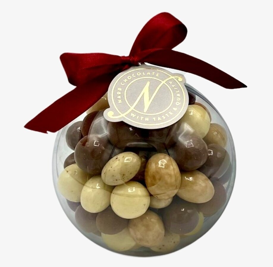 Julkulan från Narr Chocolate med chokladägg och röd rosett