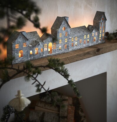 Ljuslykta Fenix Grå Large från Affari på rustik trähylla