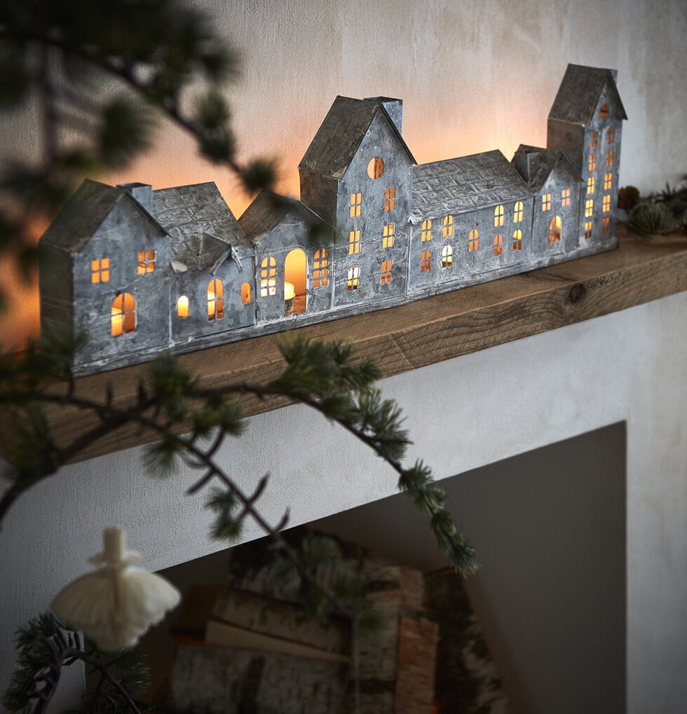 Ljuslykta Fenix Grå Large från Affari på rustik trähylla