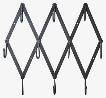 Klädhängare Loke Svart från Affari monterad på vit vägg