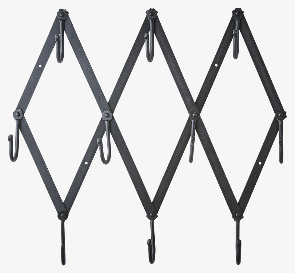 Klädhängare Loke Svart från Affari monterad på vit vägg