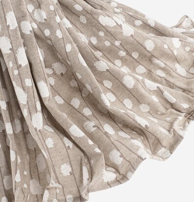 Bordslampa Carmela från Skitso med prickig tygskärm