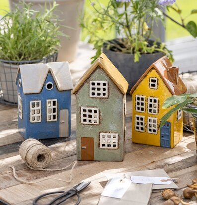 Bild av ljuslyktor som formar en hemtrevlig scen