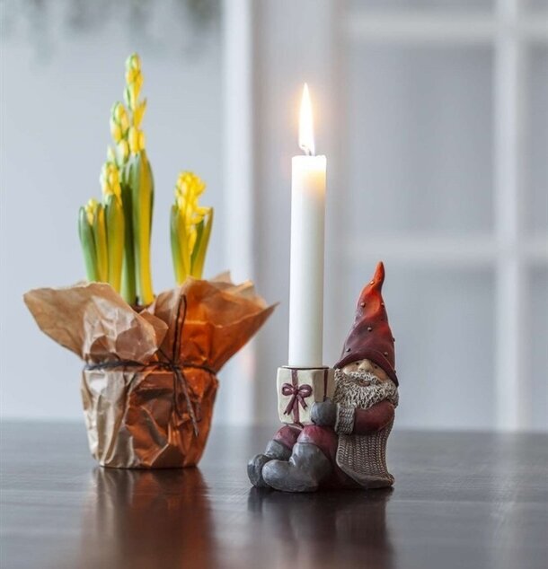 Ljusstake Tomten Håkan från Nääsgränsgården på trädgårdsbord