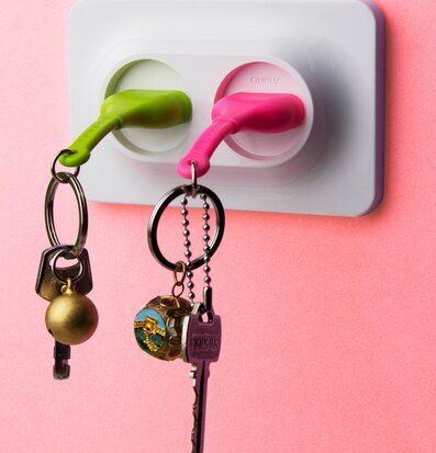 Double Unplug Key Ring från Propaganda på rosa bakgrund