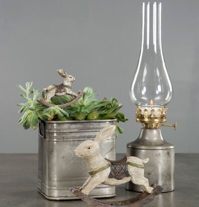 Bild av stilfull inredning med ljuslykta och kaninfigur