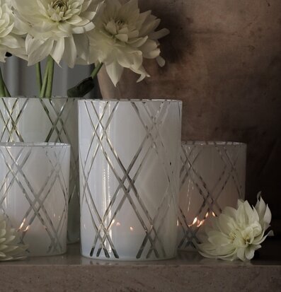 Foto av elegant stilleben med ljushållare och blommor