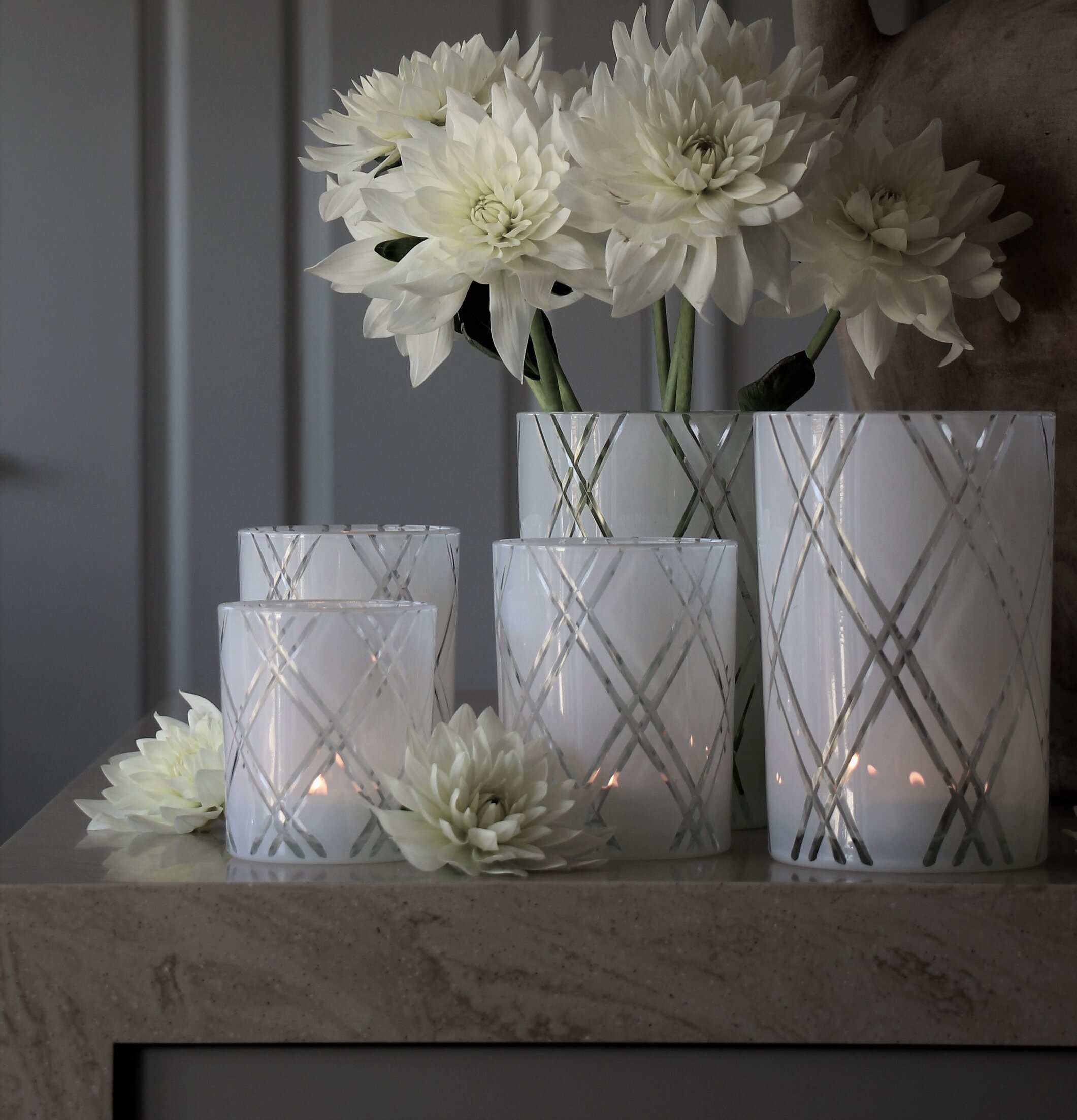 Bild av harmonisk inredning med ljuslyktor och blommor