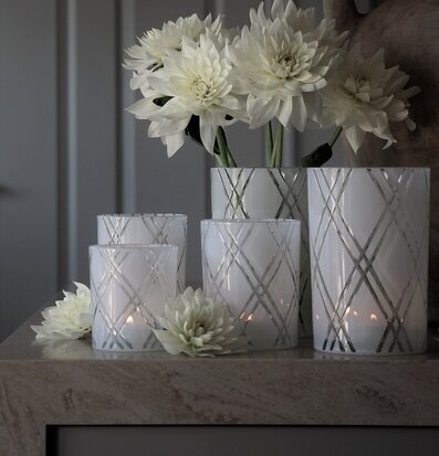 Bild av harmonisk inredning med ljuslyktor och blommor