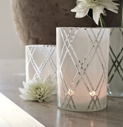 Bild av elegant inredning med ljuslyktor och blommor
