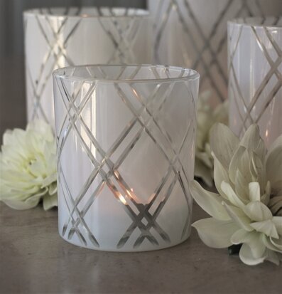 Bild av ljuslyktor i harmoniskt stilleben med blommor