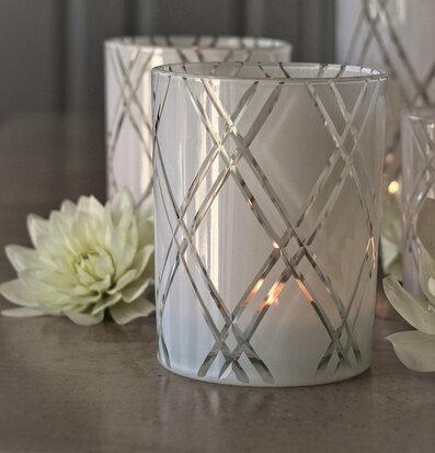 Foto av elegant ljuslykta med rutmönster och blommor