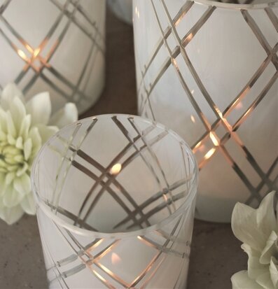Bild av eleganta ljuslyktor med geometriskt mönster