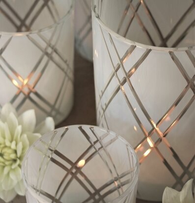 Bild av eleganta ljuslyktor och blommor på bord