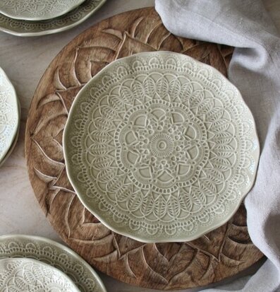 Tallrik Happiness Sage från Majas Cottage med reliefmönster