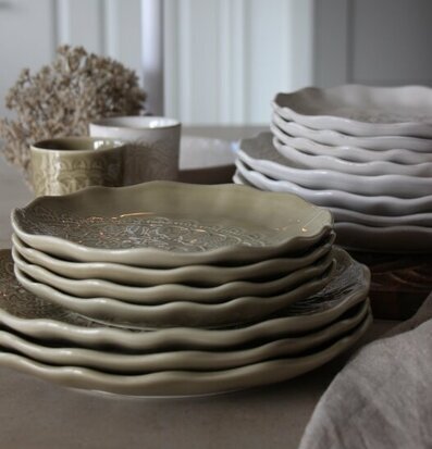 Assiett Happiness Sage från Majas Cottage med vågig kant