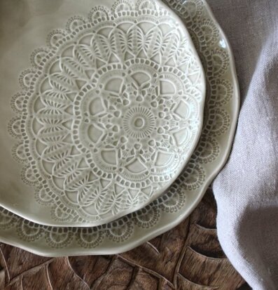 Assiett Happiness Sage från Majas Cottage med intrikat mönster