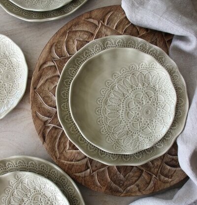 Assiett Happiness Sage från Majas Cottage med spetsmönster