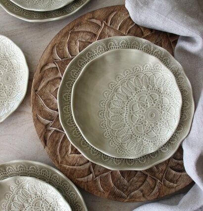 Assiett Happiness Sage från Majas Cottage med spetsmönster