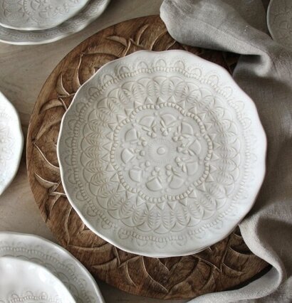 Tallrik Happiness Vit från Majas Cottage på rustik träyta