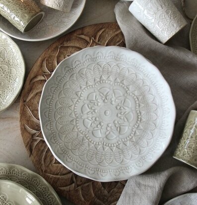 Tallrik Happiness Vit från Majas Cottage med detaljerat mönster