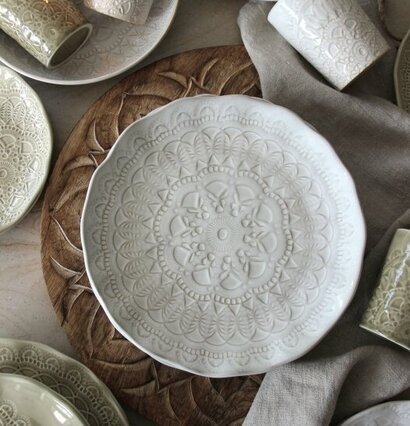 Tallrik Happiness Vit från Majas Cottage med detaljerat mönster