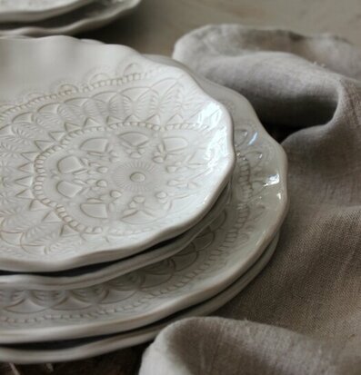 Assiett Happiness Vit från Majas Cottage med mandalamönster