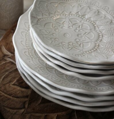 Tallrik Happiness Vit från Majas Cottage med reliefmönster