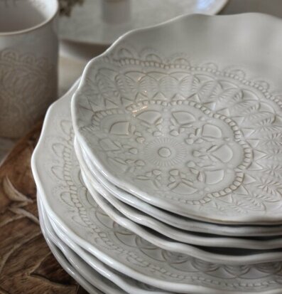 Assiett Happiness Vit från Majas Cottage med intrikat mönster