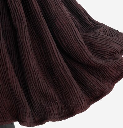 Bordslampa Milagros från Skitso med veckad mörkröd textil