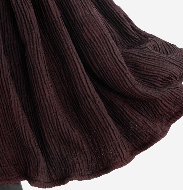 Bordslampa Milagros från Skitso med veckad mörkröd textil